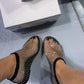 Sandalias brillantes a la moda 